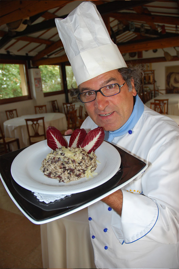 Gabriele Ferron mostra un risotto preparato da lui
