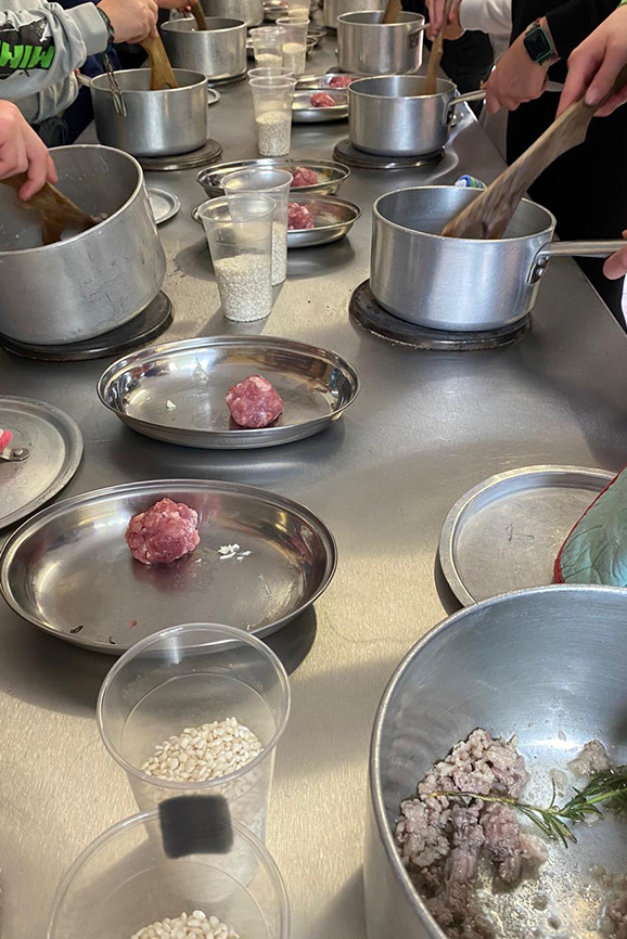 Lezione di cucina con preparazione del risotto guidata da uno chef