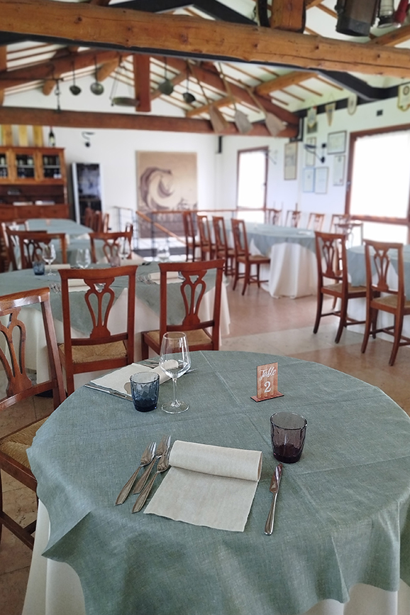 Sala interna rustica del ristorante Pila Vecia con arredamento tradizionale