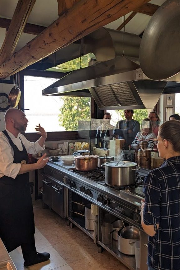 Cucina a vista del ristorante Pila Vecia