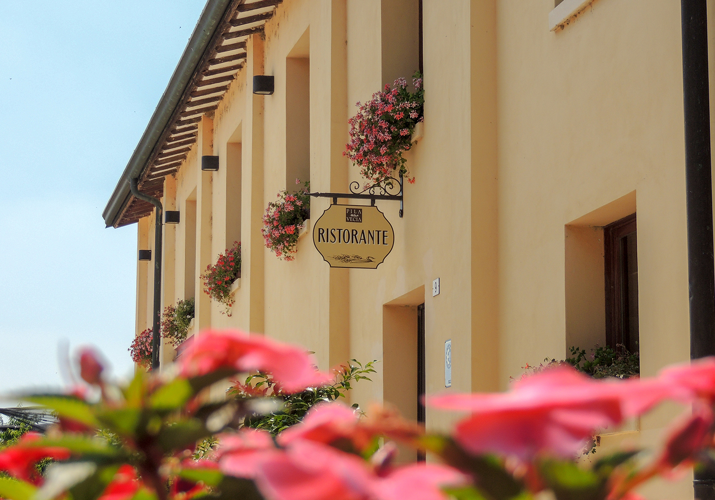 Ingresso del ristorante Pila Vecia immerso nella campagna veronese