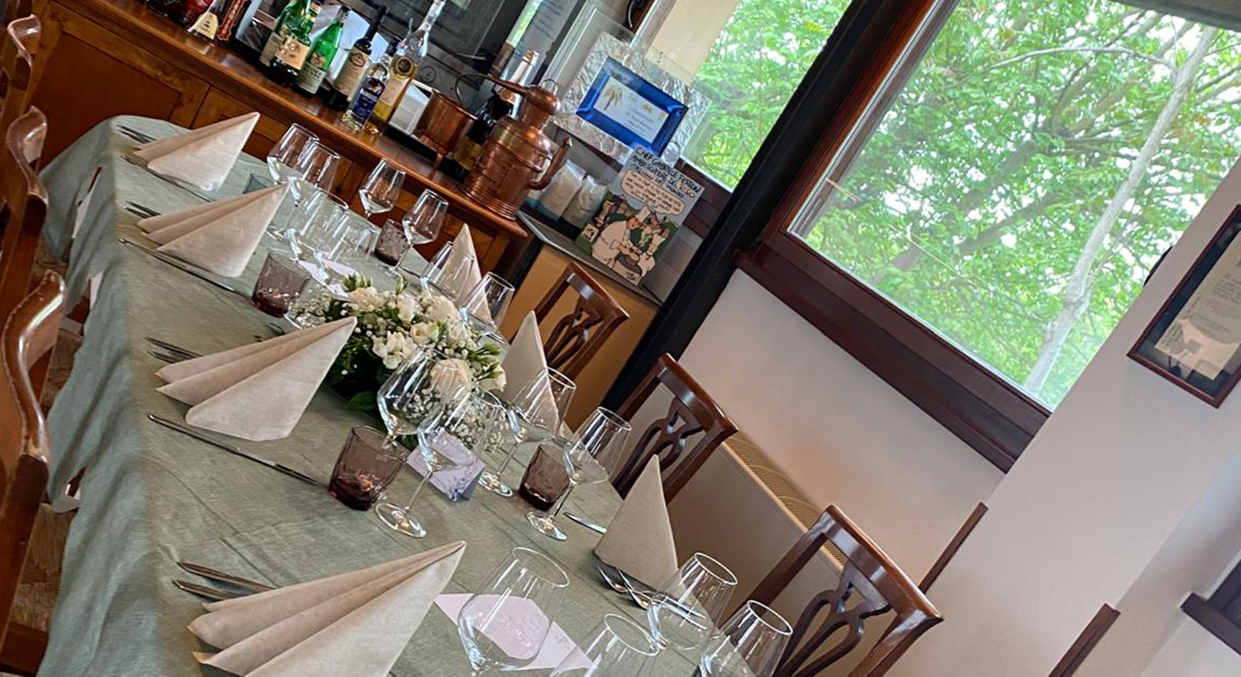 Tavolo allestito pronto per accogliere gli ospiti in ristorante
