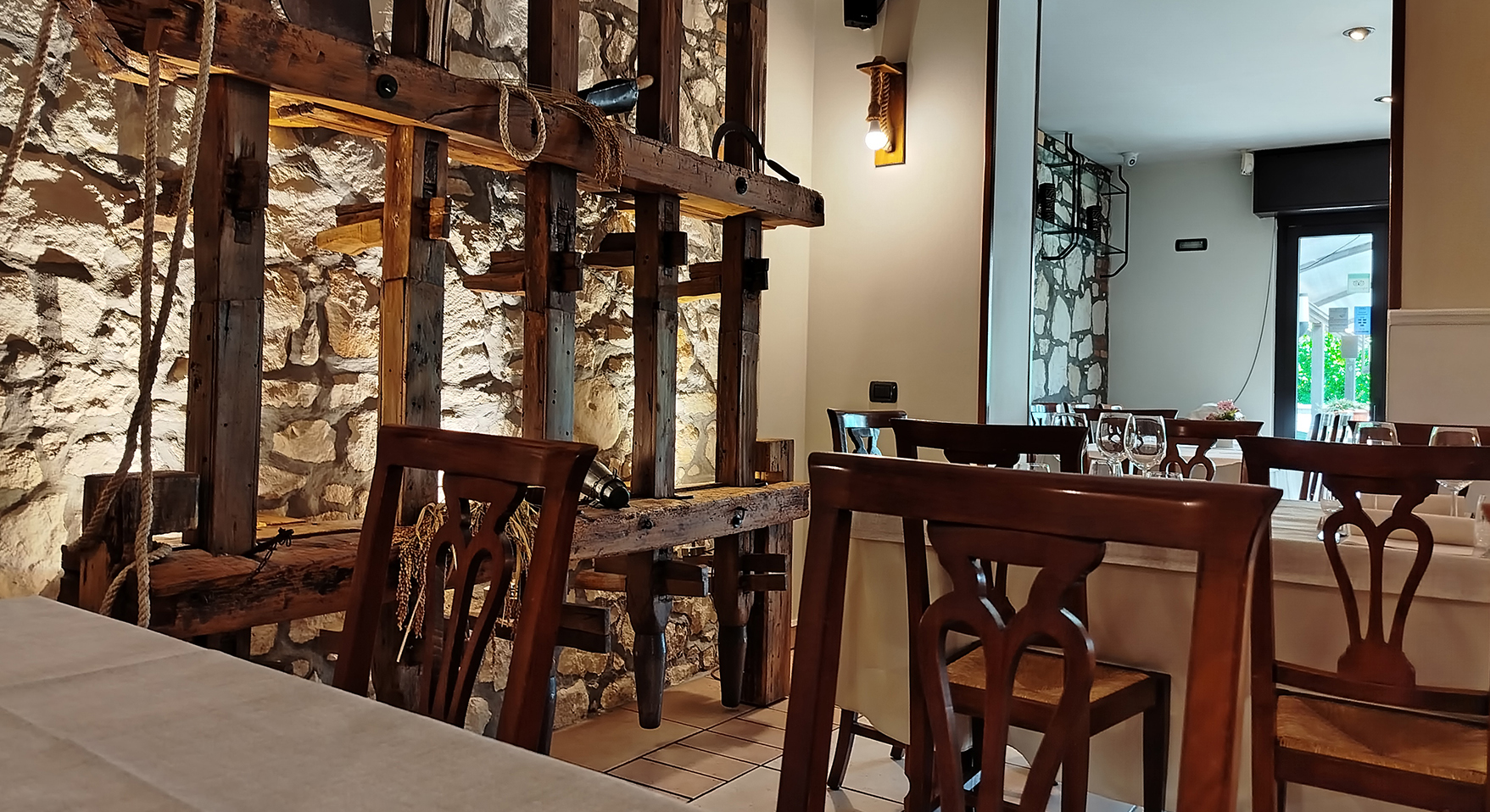 Dettaglio dell’ambiente interno raffinato del Ristorante Alla Torre