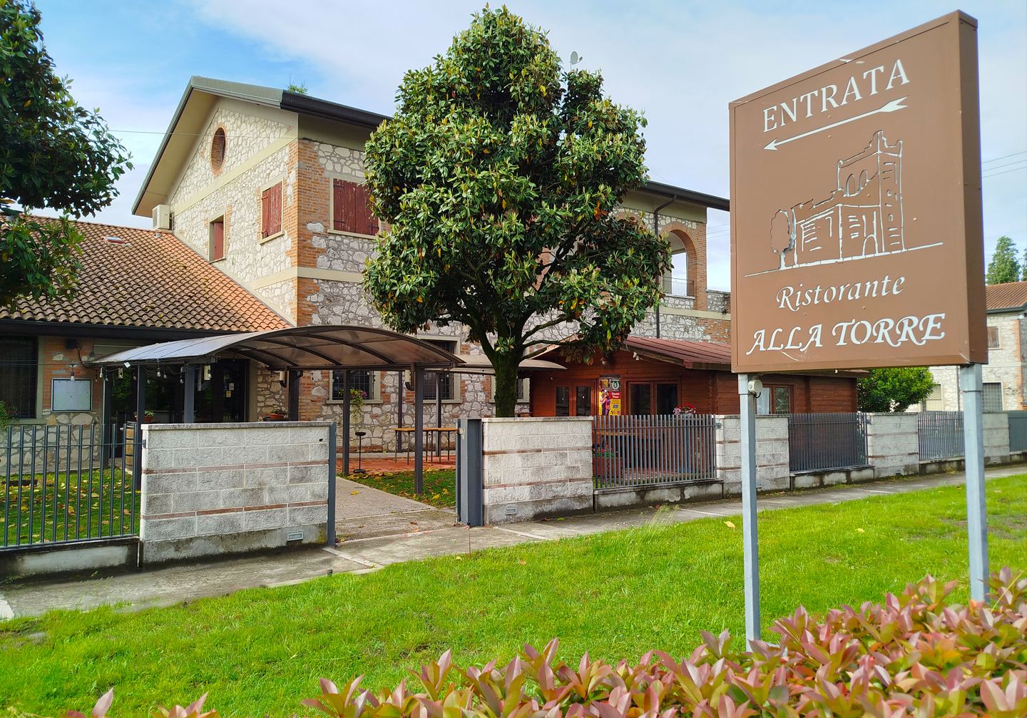 Esterno elegante del Ristorante Alla Torre a Isola della Scala